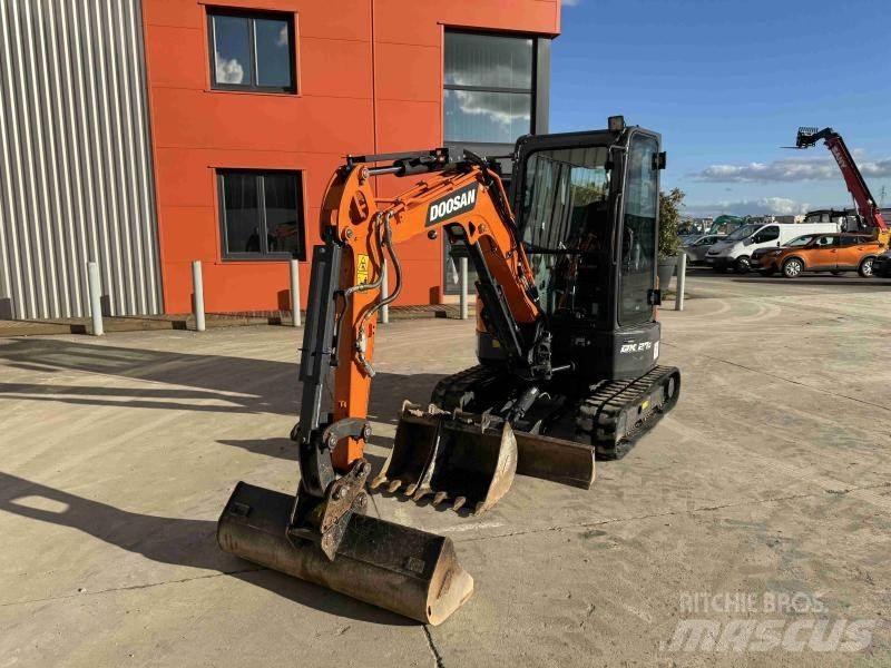 Doosan DX 27 Z 소형 굴삭기 7톤 미만