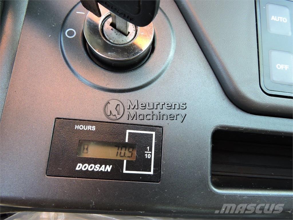 Doosan DX140LC 대형 굴삭기 29톤 이상