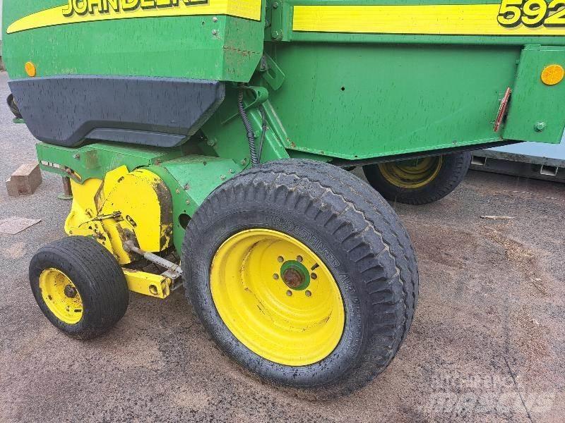 John Deere 592 원형 곤포기