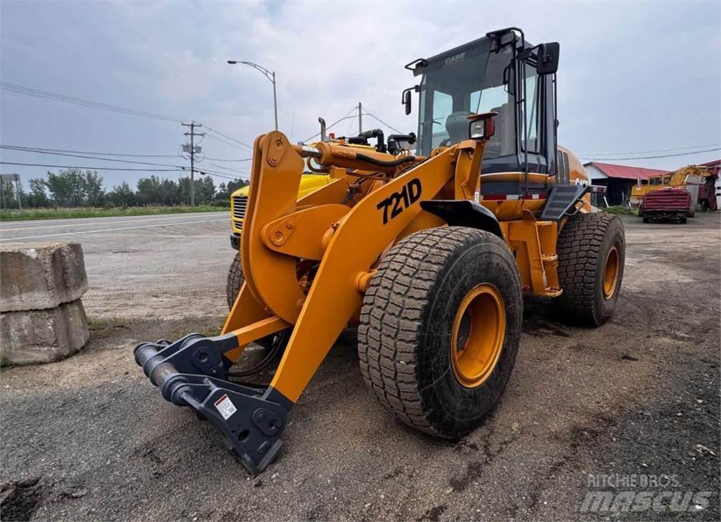 CASE 721 D  휠로우더