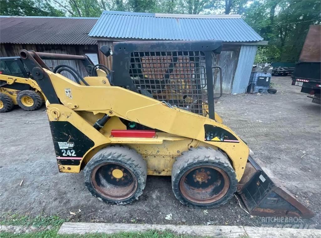 CAT 242  스키드로더