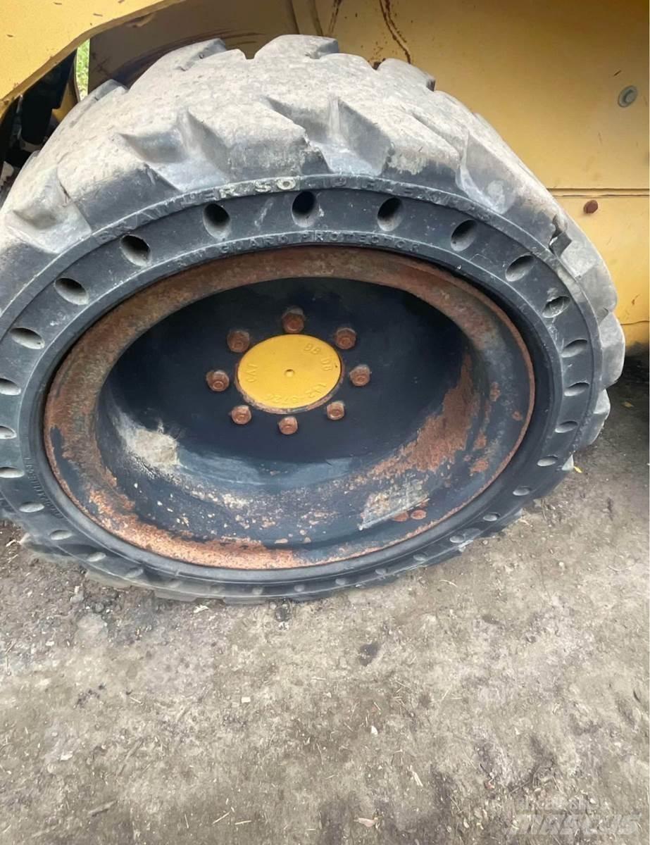CAT 242  스키드로더