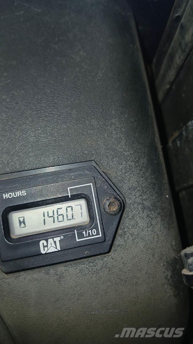 CAT 242  스키드로더
