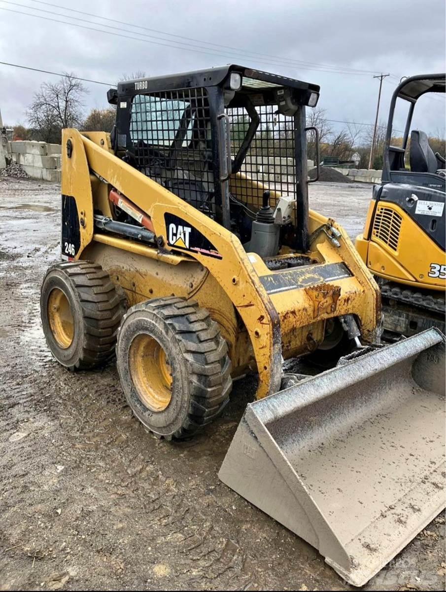 CAT 246  스키드로더