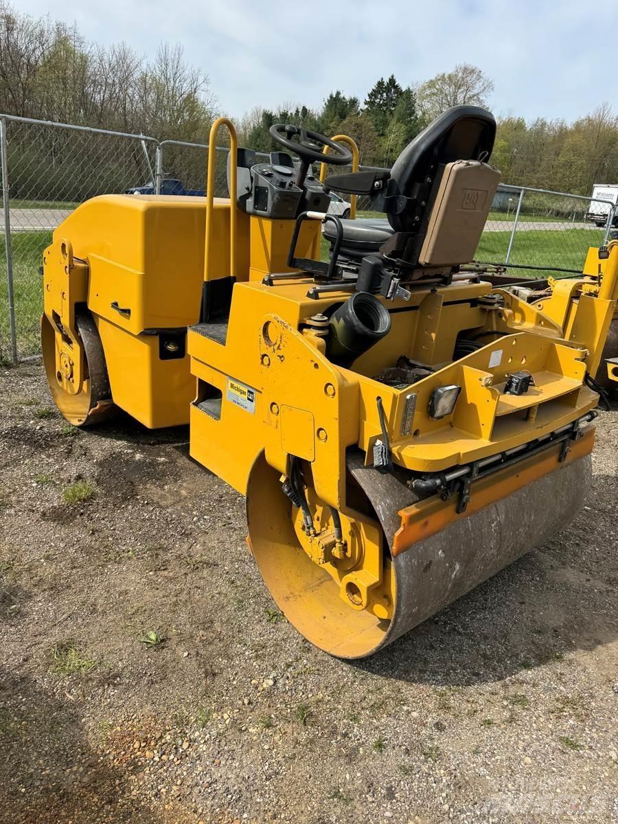 CAT CB34 아스팔트 포장장비