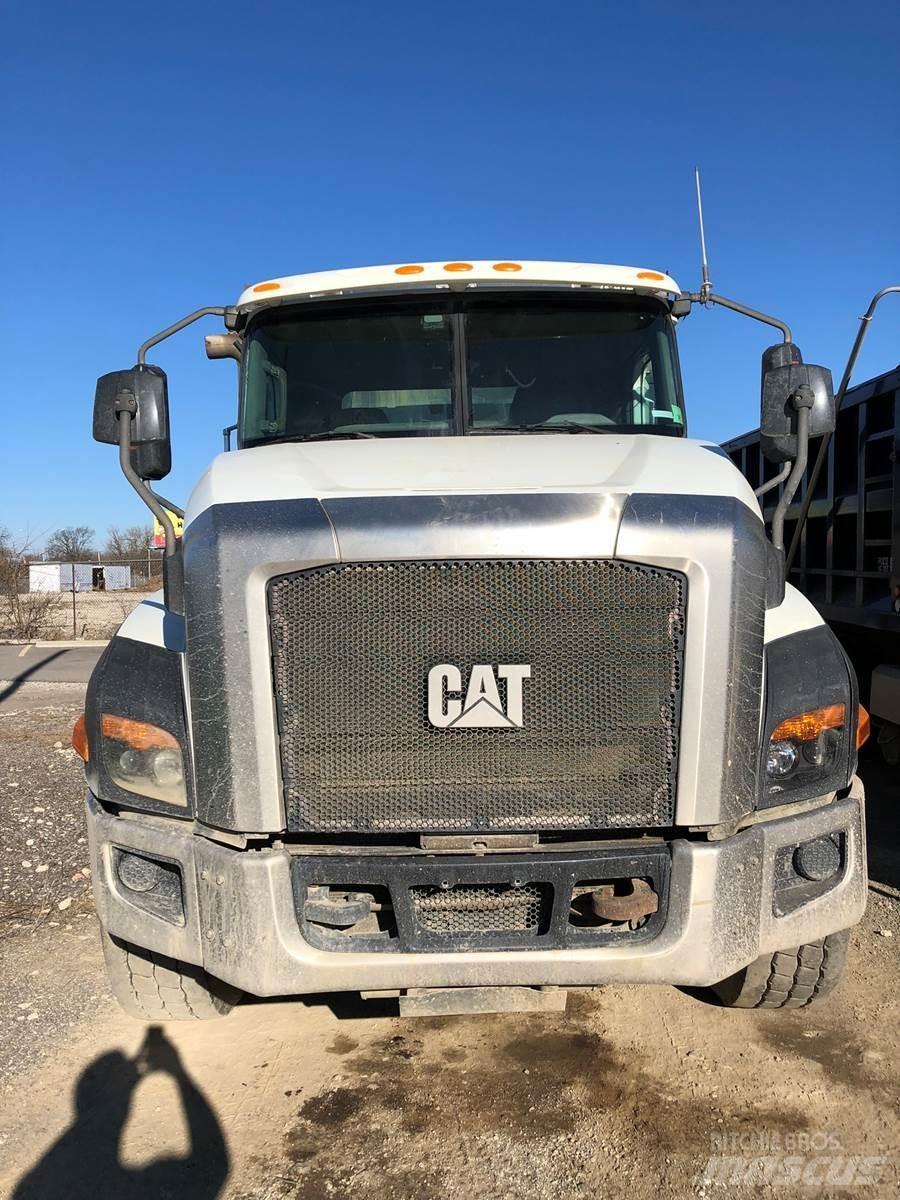 CAT CT660 덤프 트럭