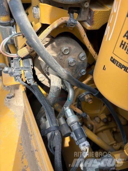 CAT D8T 크롤러 도저