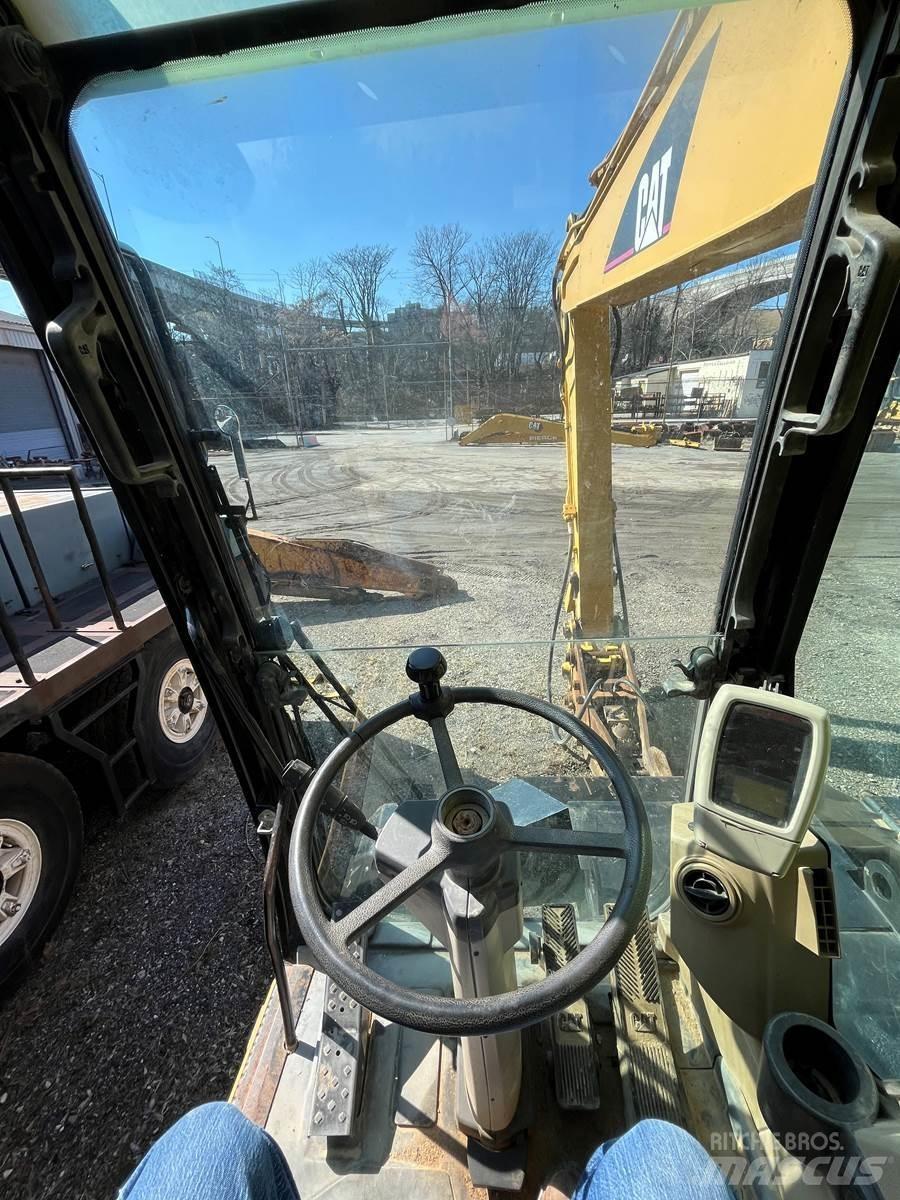 CAT M318C  휠 굴삭기