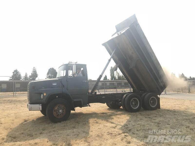 Ford 8000 덤프 트럭