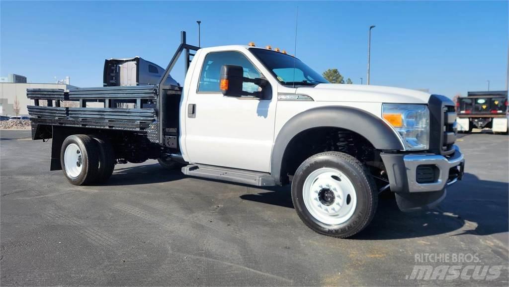 Ford F-550 가축 운반용 트럭