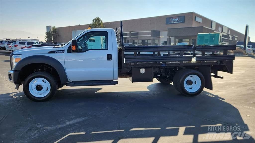 Ford F-550 가축 운반용 트럭