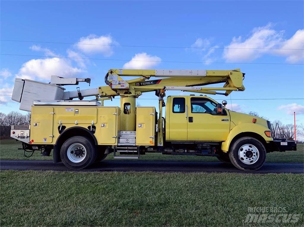 Ford F-750 트럭 탑재 고소작업대