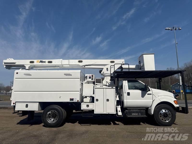 Ford F-750 트럭 탑재 고소작업대