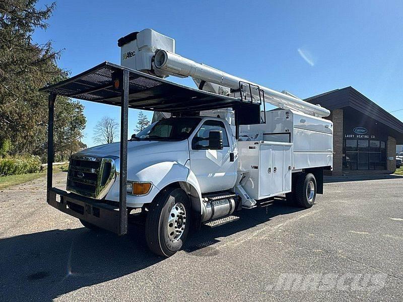 Ford F-750 트럭 탑재 고소작업대
