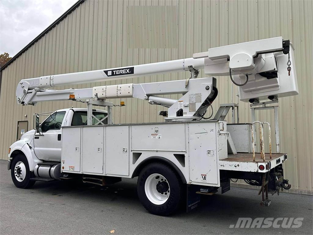 Ford F-750 트럭 탑재 고소작업대