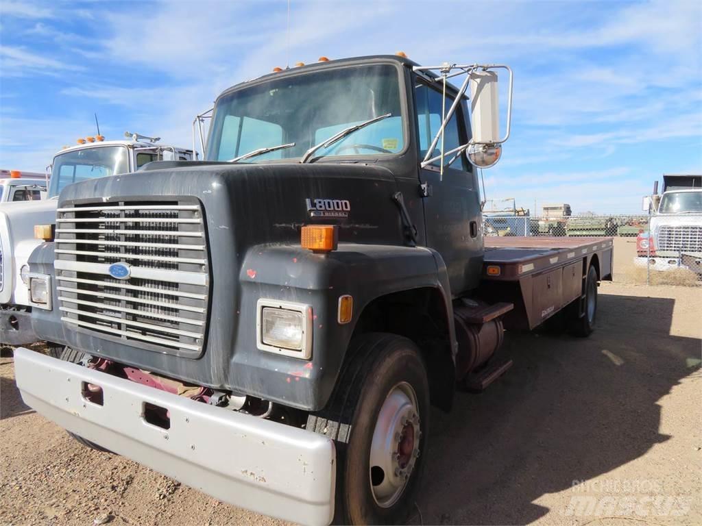 Ford L8000 덤프 트럭