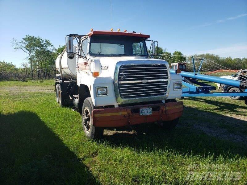 Ford L8000 탱커 트럭