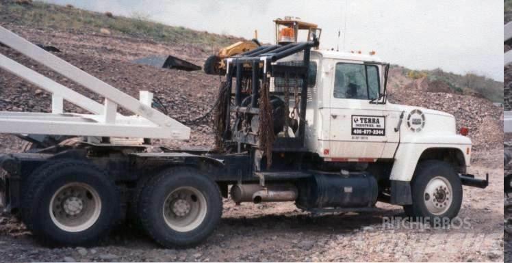 Ford LT9000 플랫베드/윈치 트럭