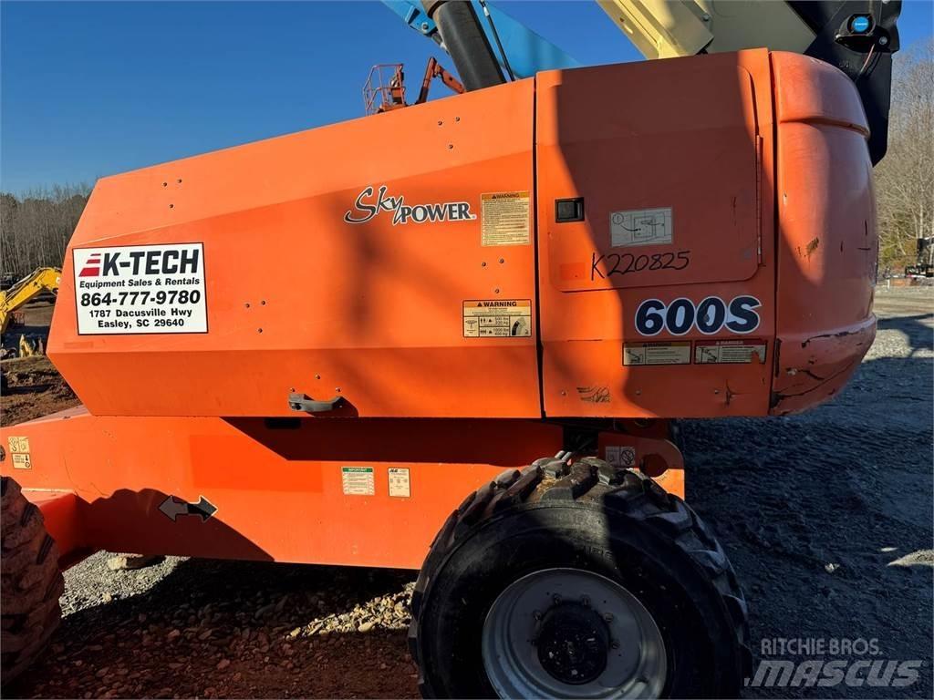 JLG 600S 견인식 전동이동 리프트