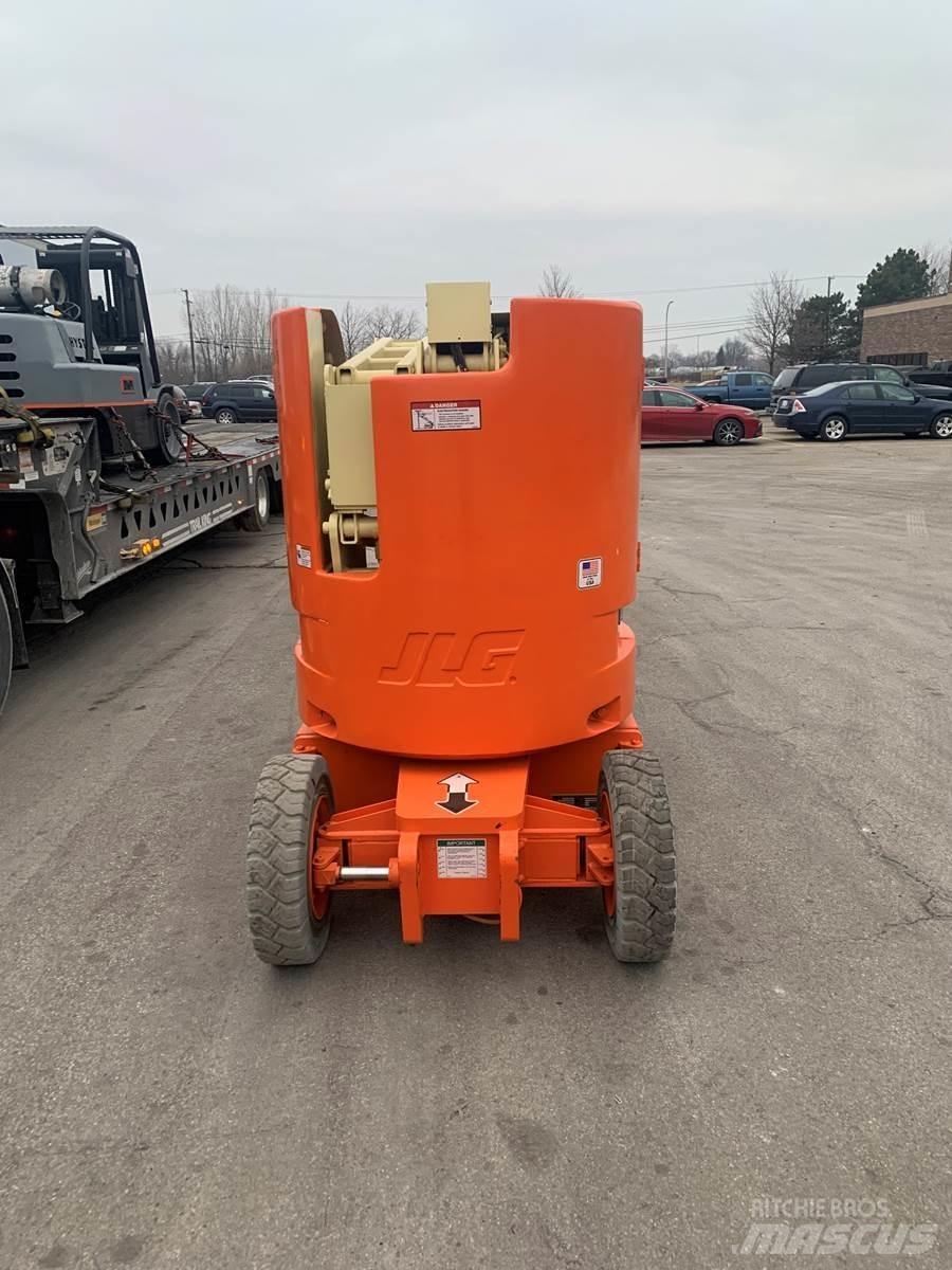JLG E300AJ 인원/화물 앨리베이터