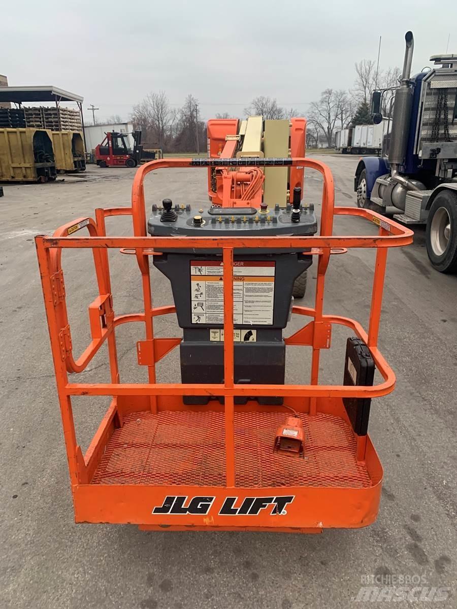 JLG E300AJ 인원/화물 앨리베이터