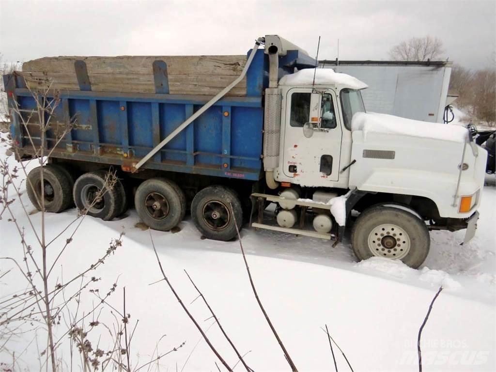 Mack CL613 덤프 트럭