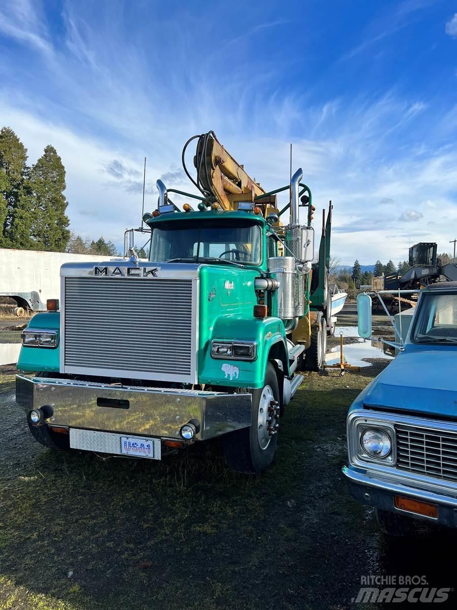 Mack RW700 목재 트럭