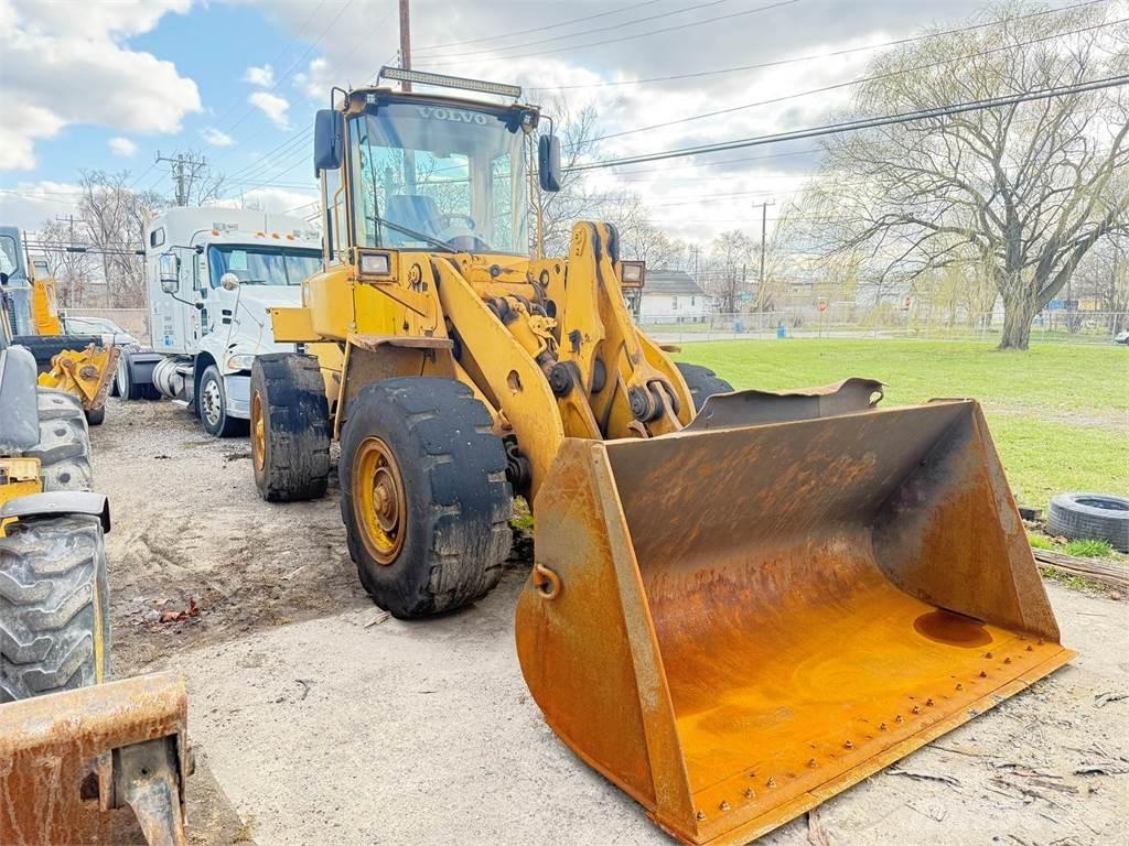 Volvo L90D  휠로우더