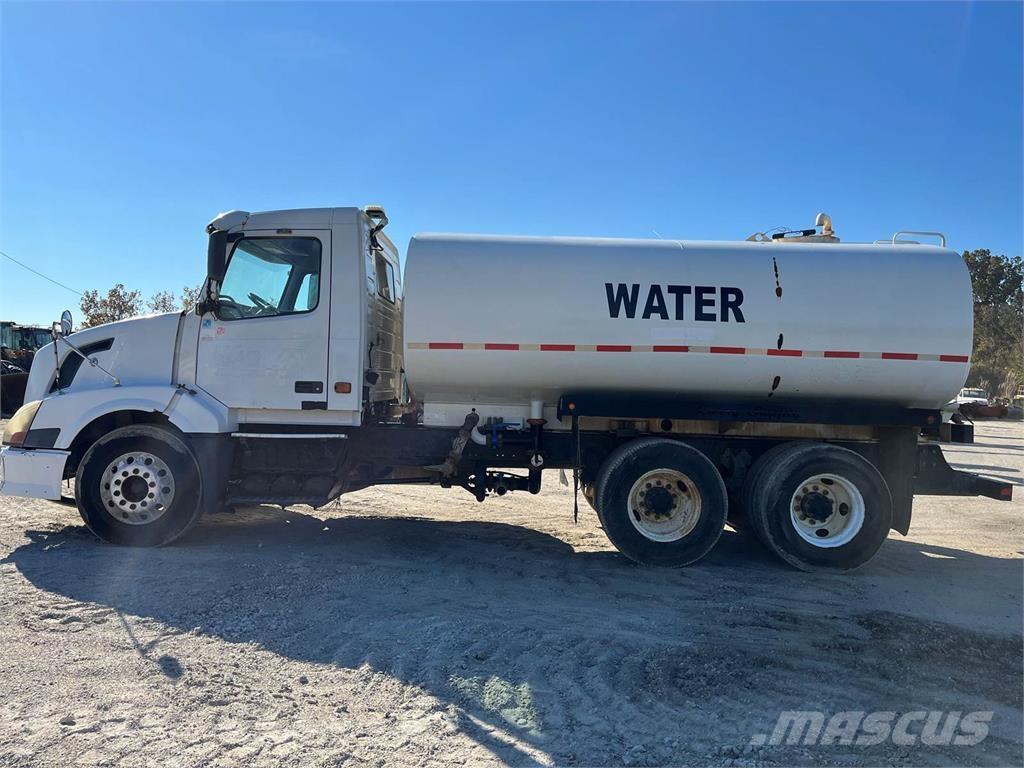 Volvo VNL 탱커 트럭