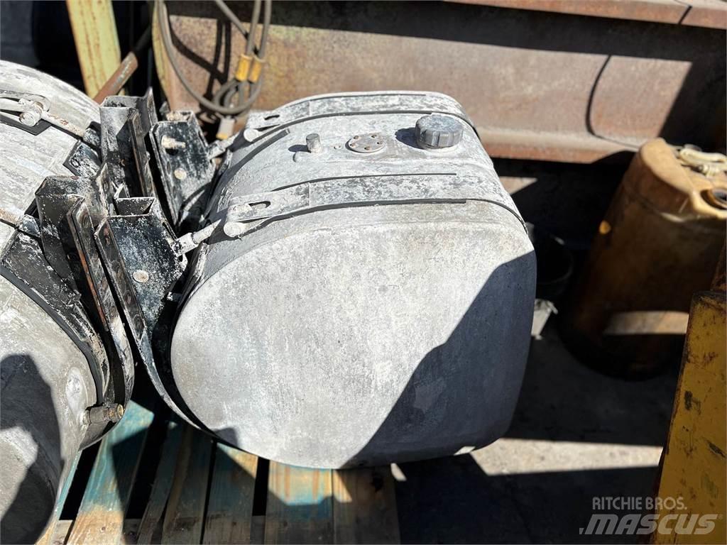 Volvo VNM 탱커 트럭