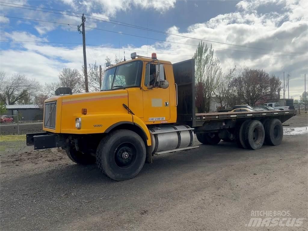 Volvo WG64 덤프 트럭