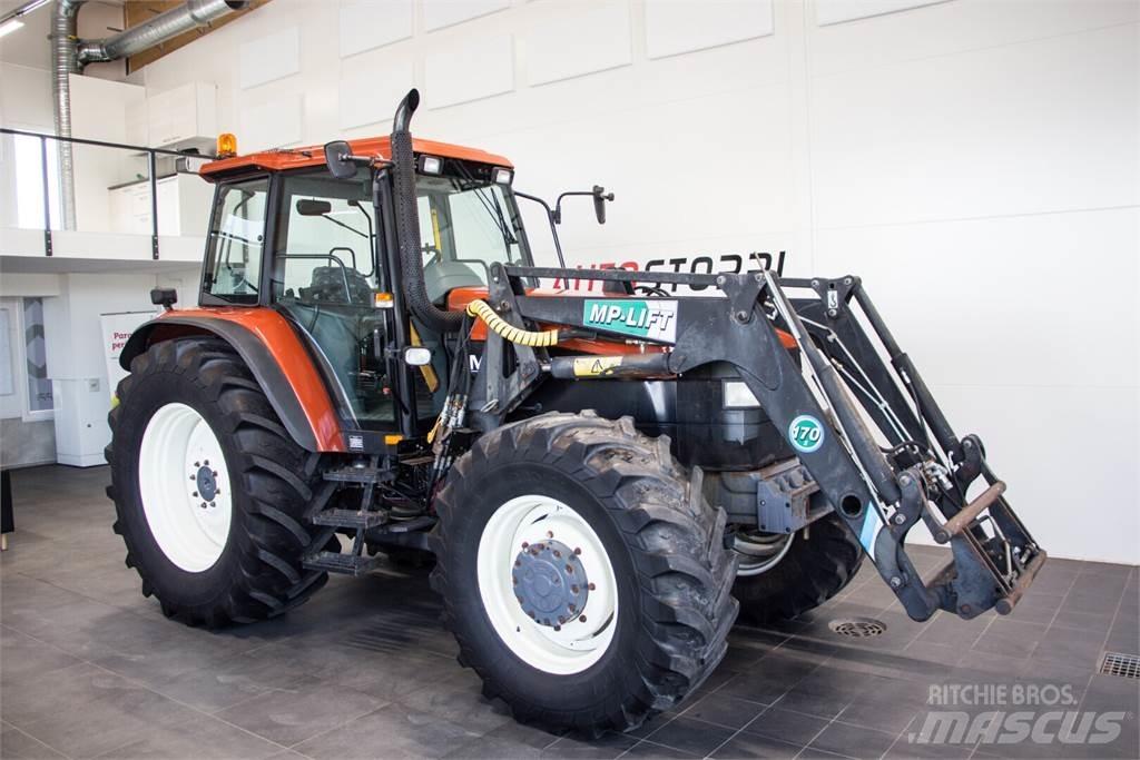 New Holland M135 트랙터