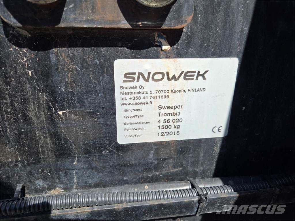 Snowek Trombia 도로 청소차