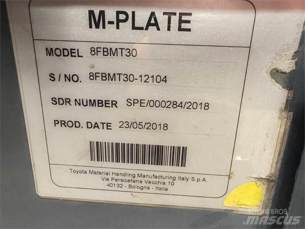 Toyota 8FBMT30 전동 지게차