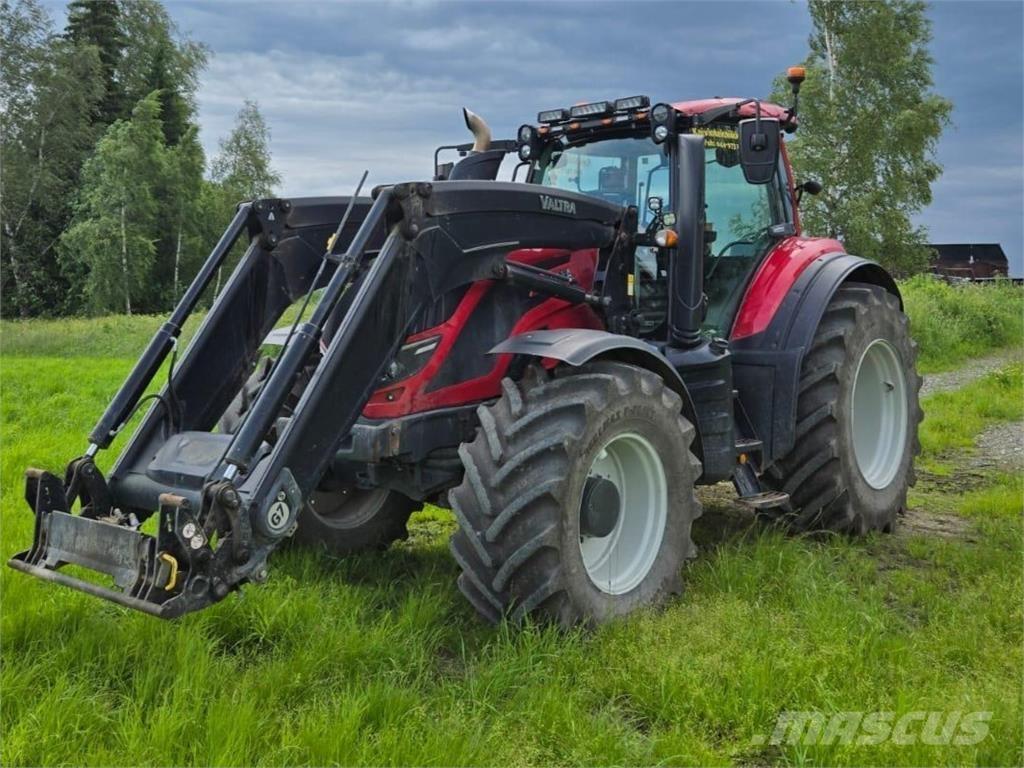 Valtra T144 Versu 트랙터