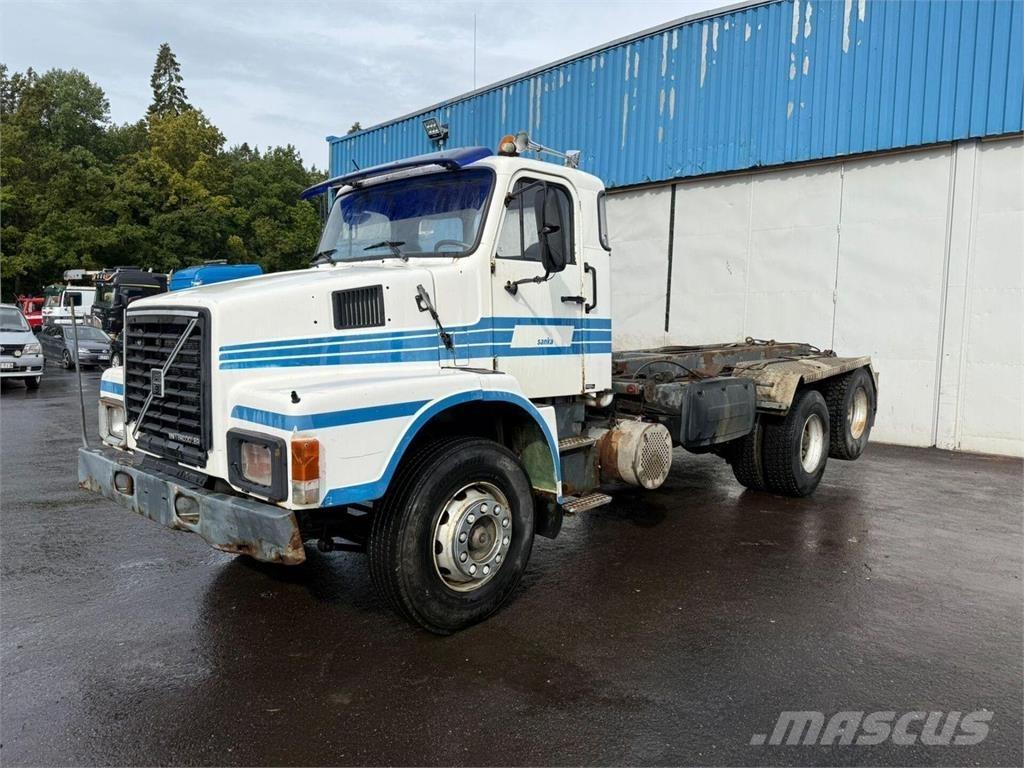 Volvo N10 6x2 훅 리프트 트럭