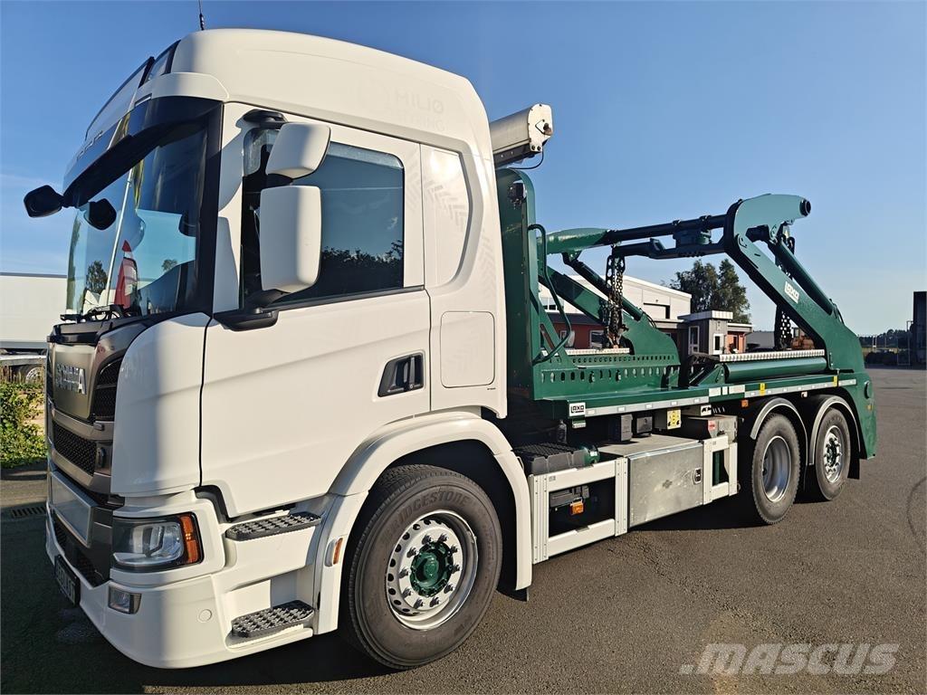 Scania P370 스킵 로더 트럭