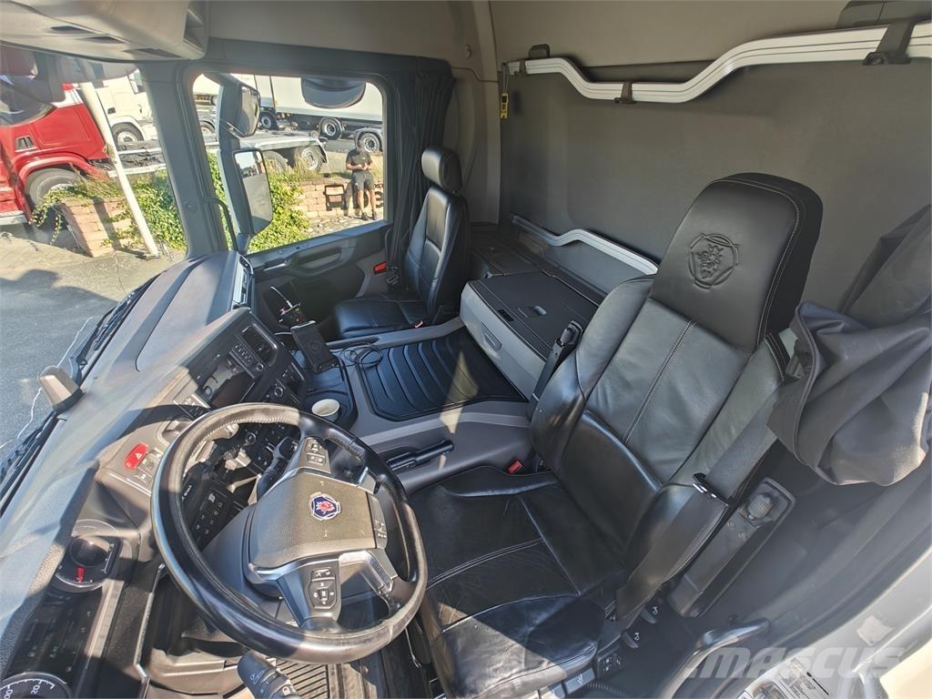 Scania P370 스킵 로더 트럭
