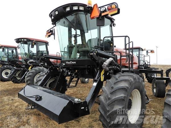 MacDon M155 수확기