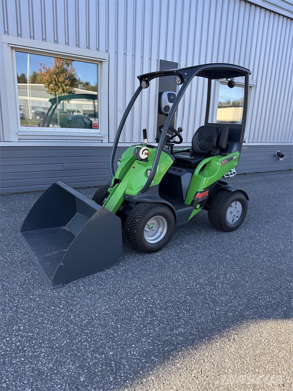 Avant 225 med skopa  스키드로더