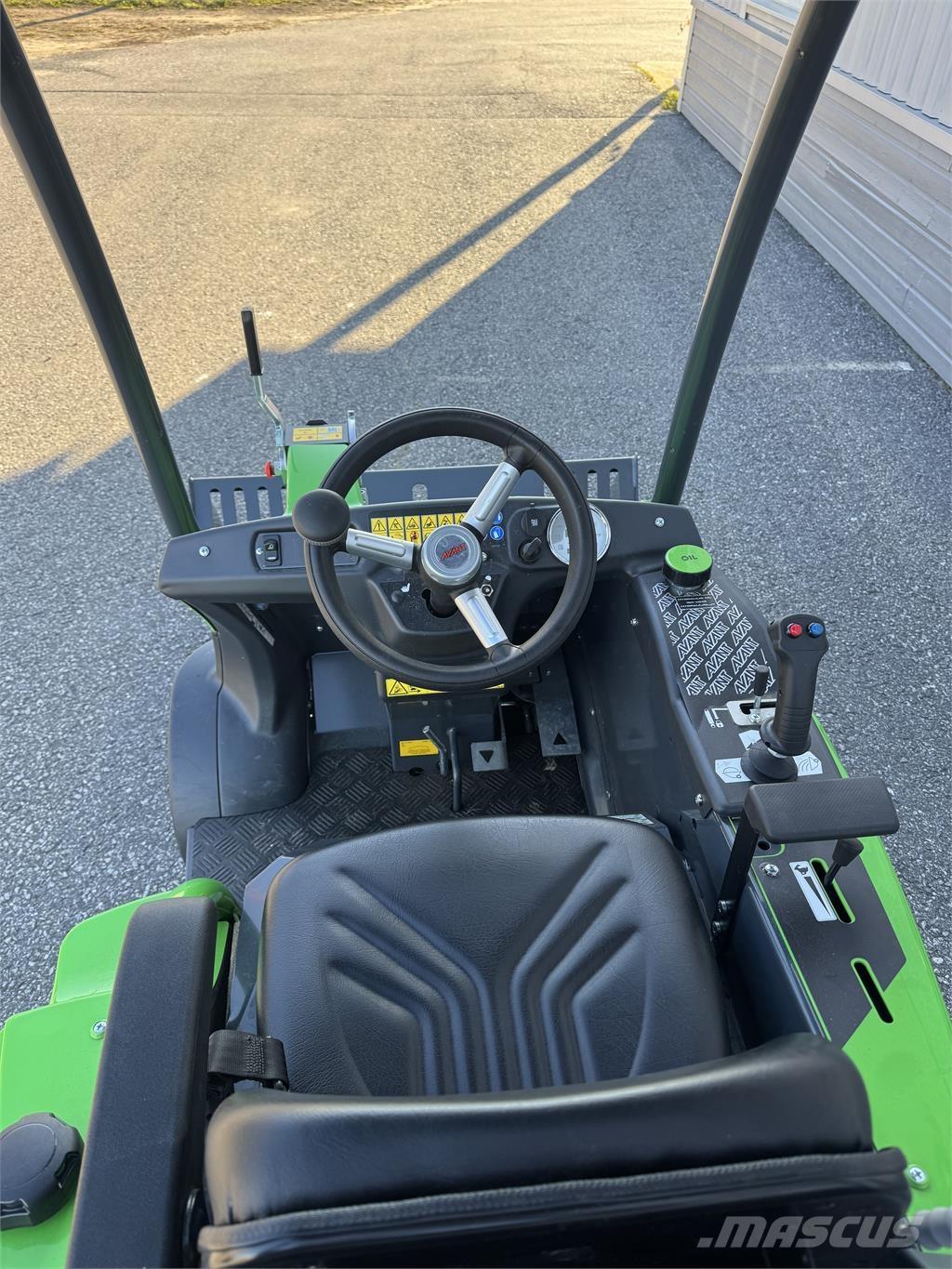 Avant 225 med skopa  스키드로더