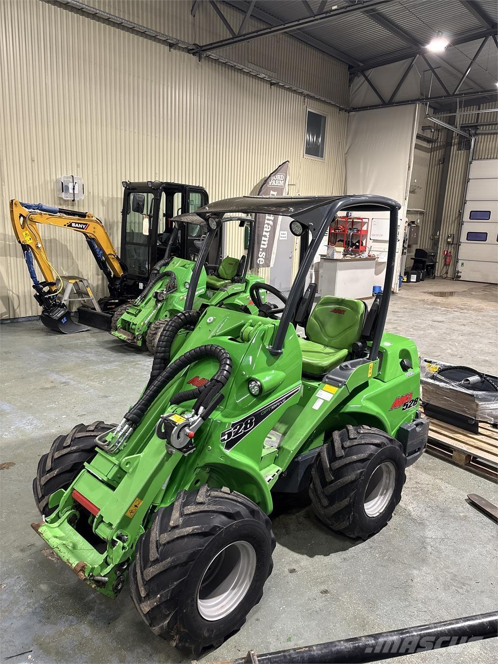 Avant 528  스키드로더