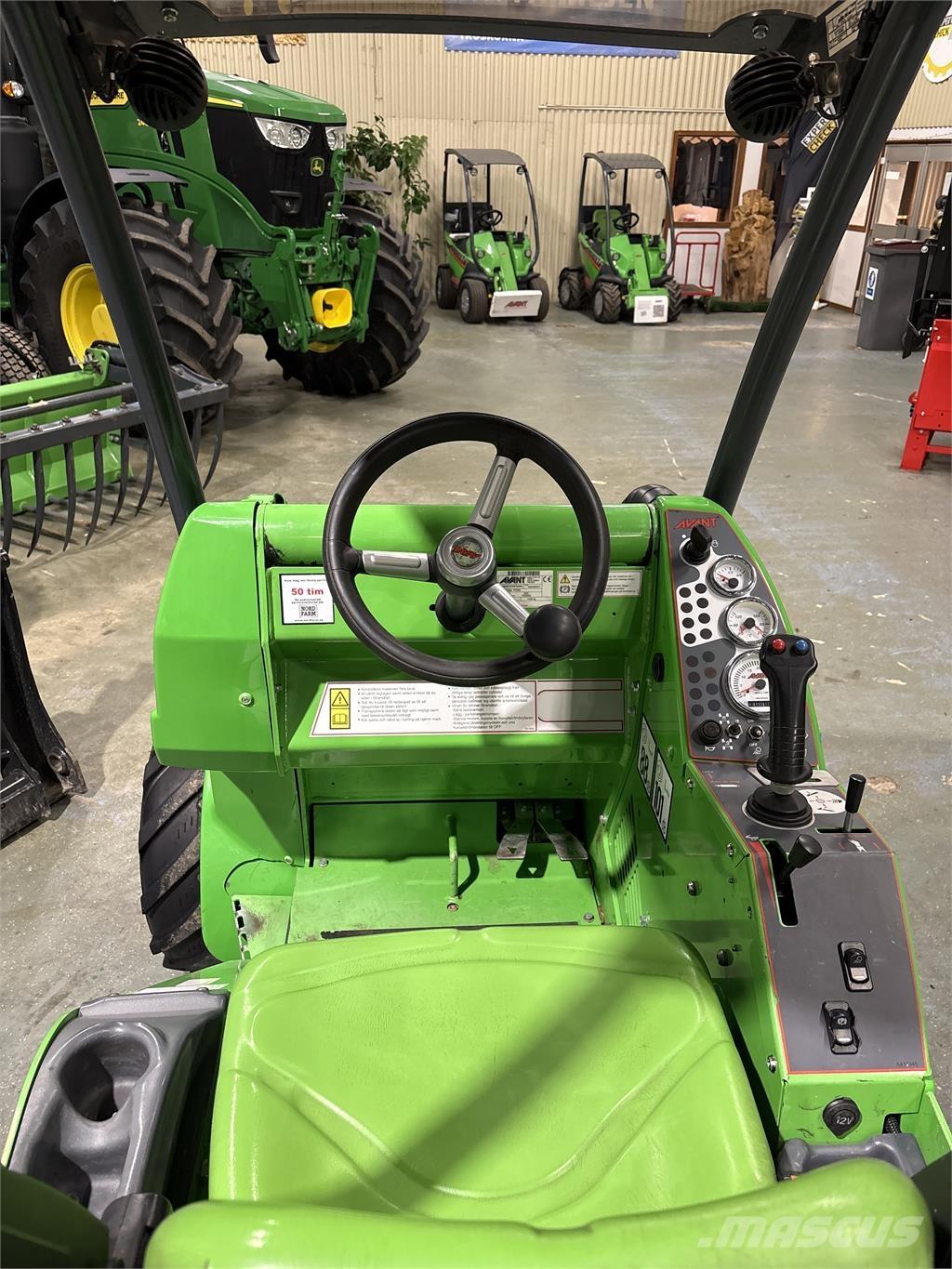 Avant 528  스키드로더