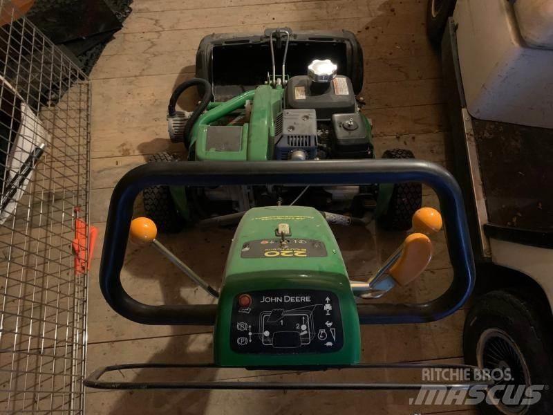 John Deere 220 탑승형 잔디깎기