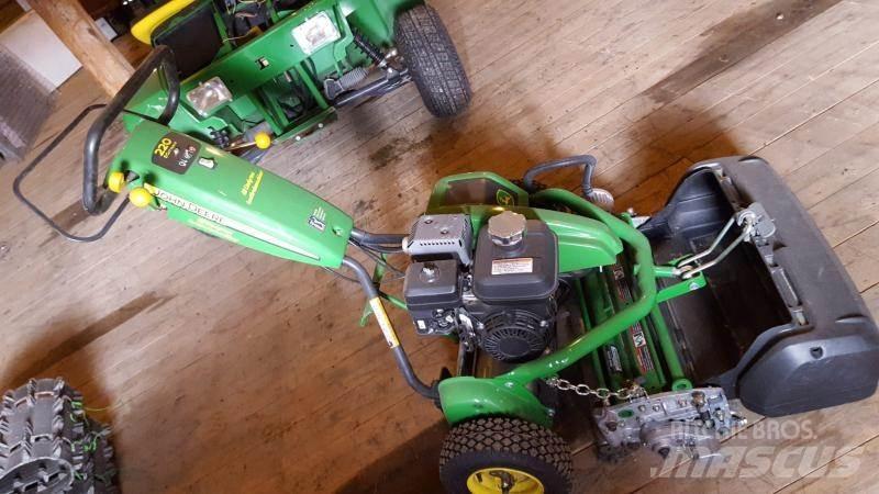 John Deere 220 탑승형 잔디깎기