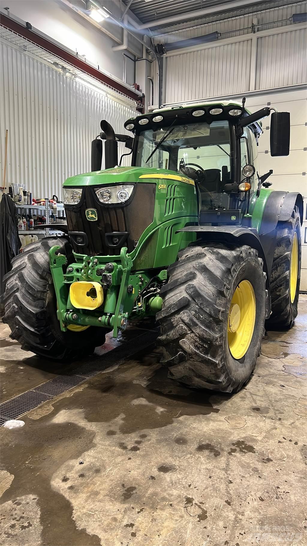 John Deere 6215R 트랙터