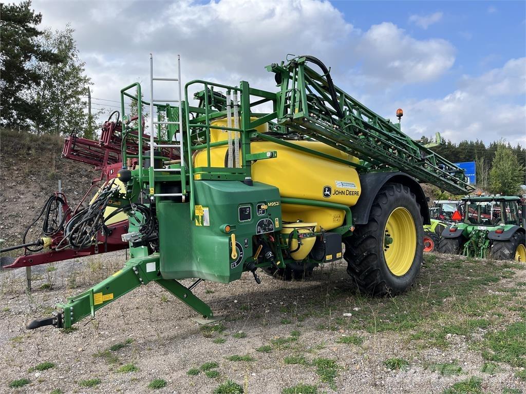 John Deere M952 견인형 분무기