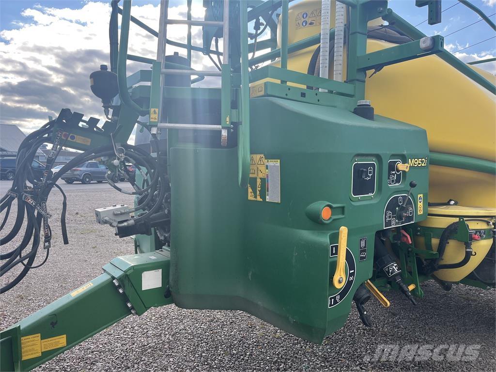 John Deere M952 견인형 분무기