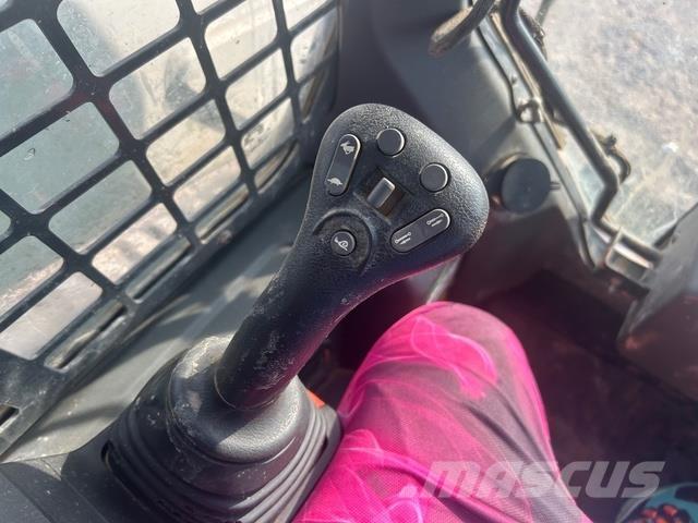 Bobcat T76  스키드로더