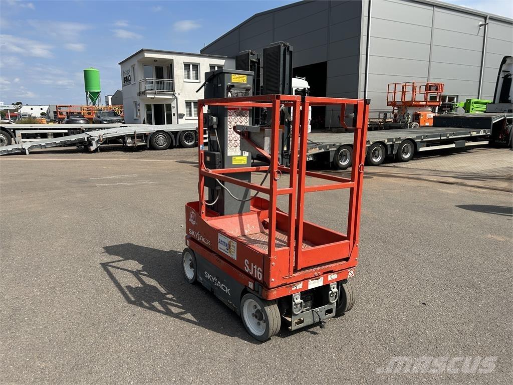 SkyJack SJ16 자주식 고소작업대